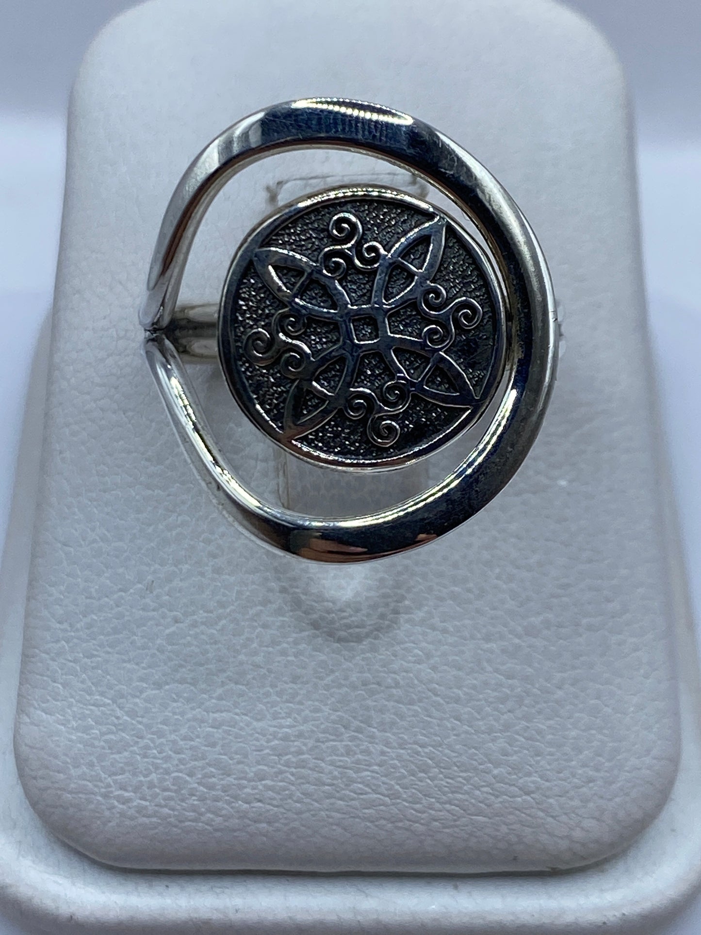 Anillo de plata con sello prehispánico étnico en mano de mujer