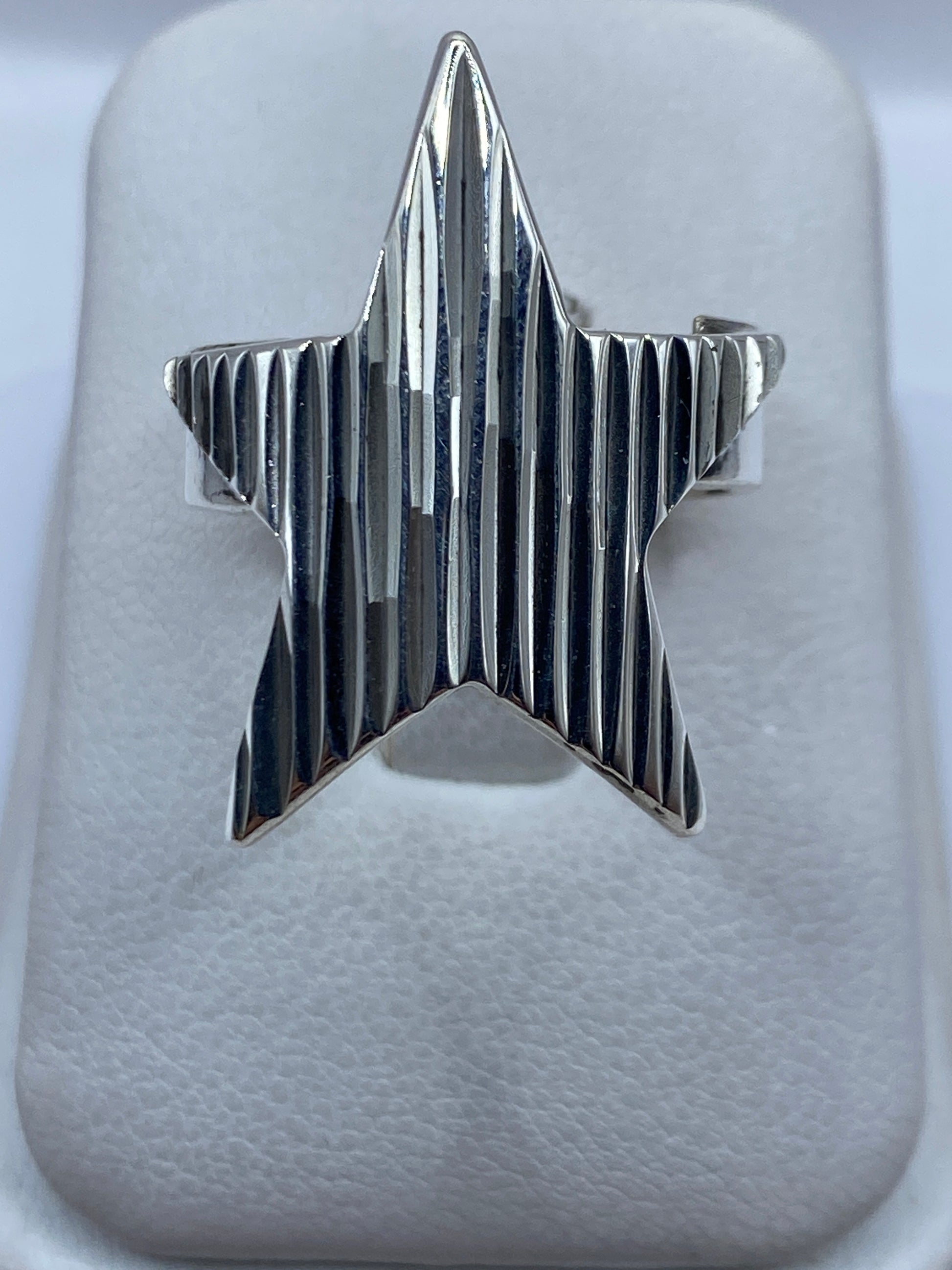 Anillo estrella de plata .925 con banda geométrica ancha en estuche blanco