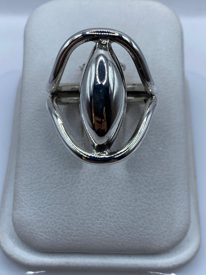 Anillo ovalado minimalista de plata .925 en estuche blanco, vista frontal