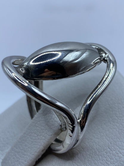 Detalle lateral del anillo minimalista en plata pura, relieve sutil