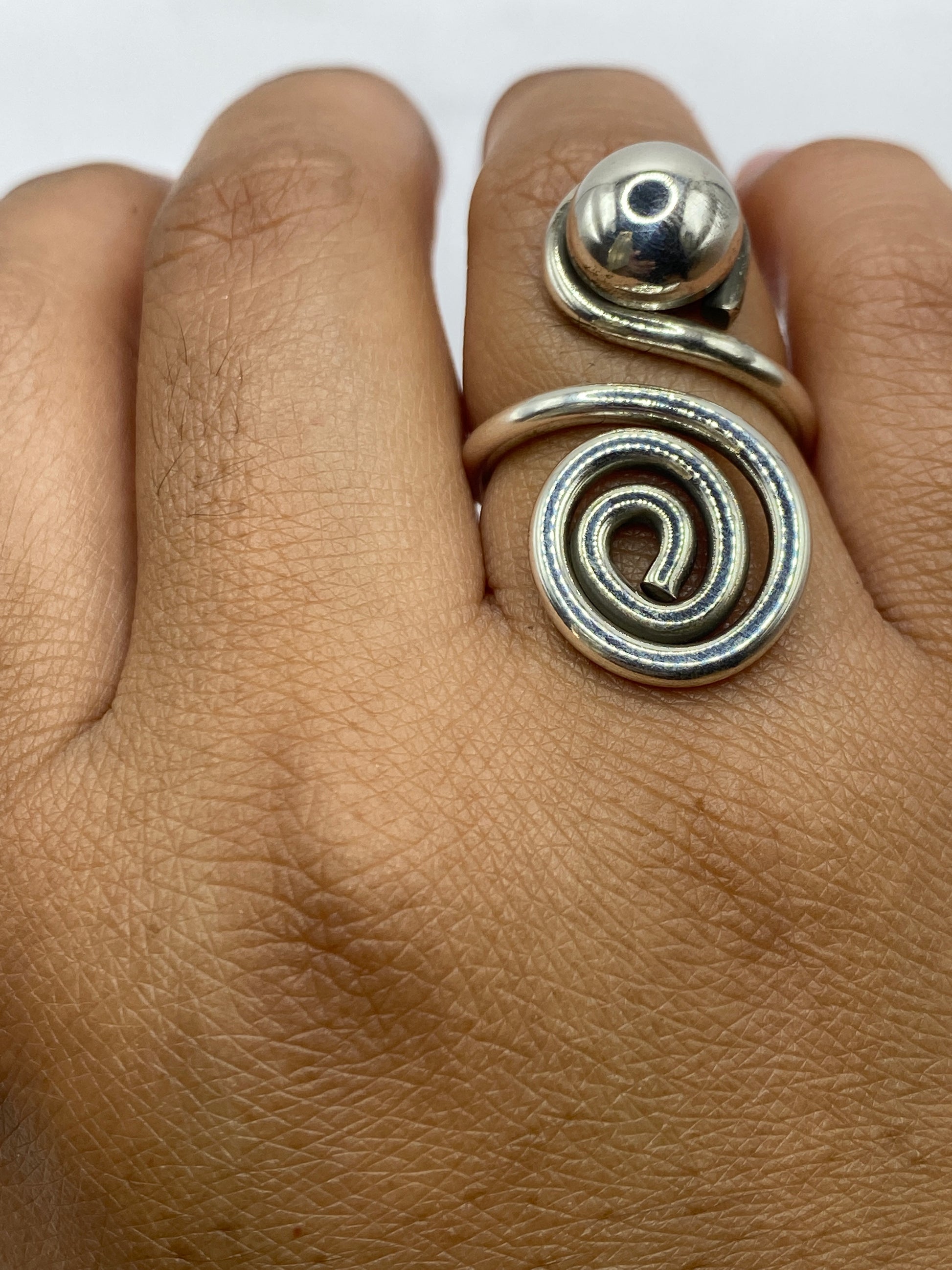 Anillo ajustable en báscula de precisión mostrando 7.7 gramos de peso