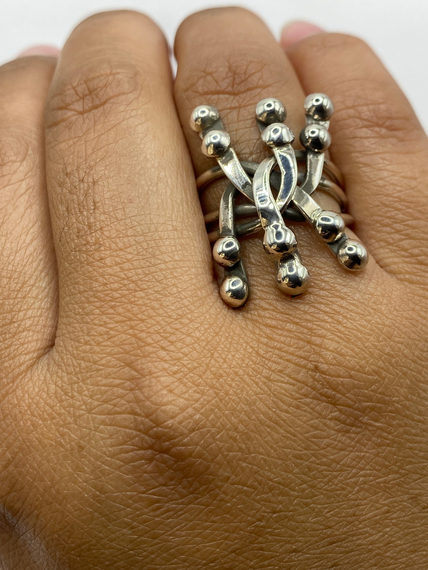 Anillo de plata .925 con sello MEXICO, pesaje en báscula mostrando 7.2 gramos