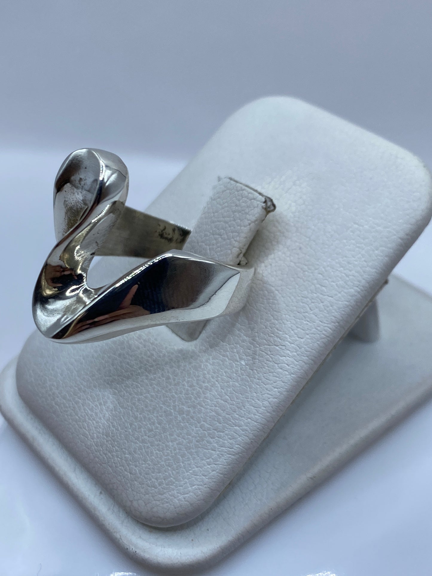 Vista lateral del anillo de volumen suave en plata .925