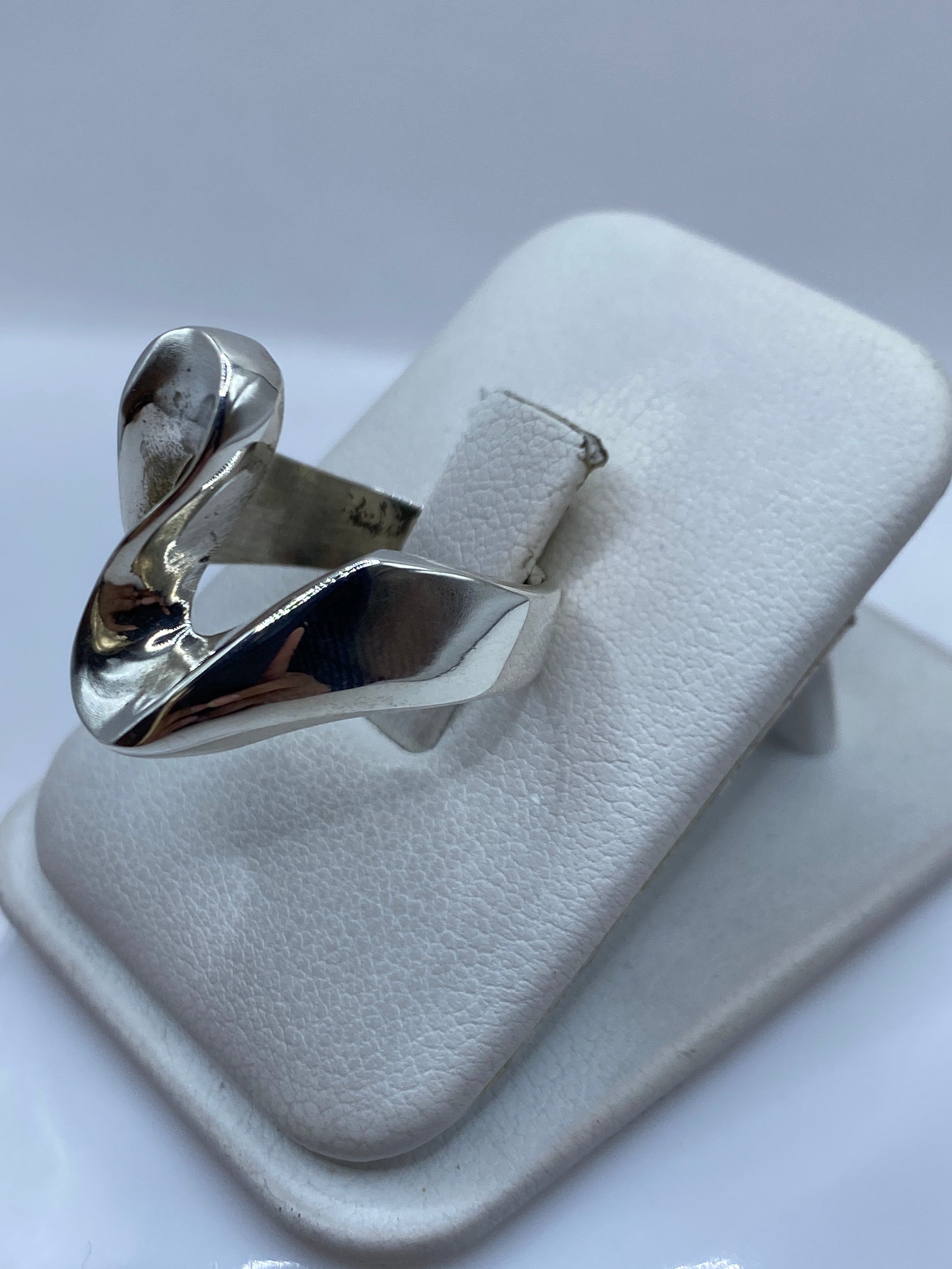 Vista lateral del anillo de volumen suave en plata .925