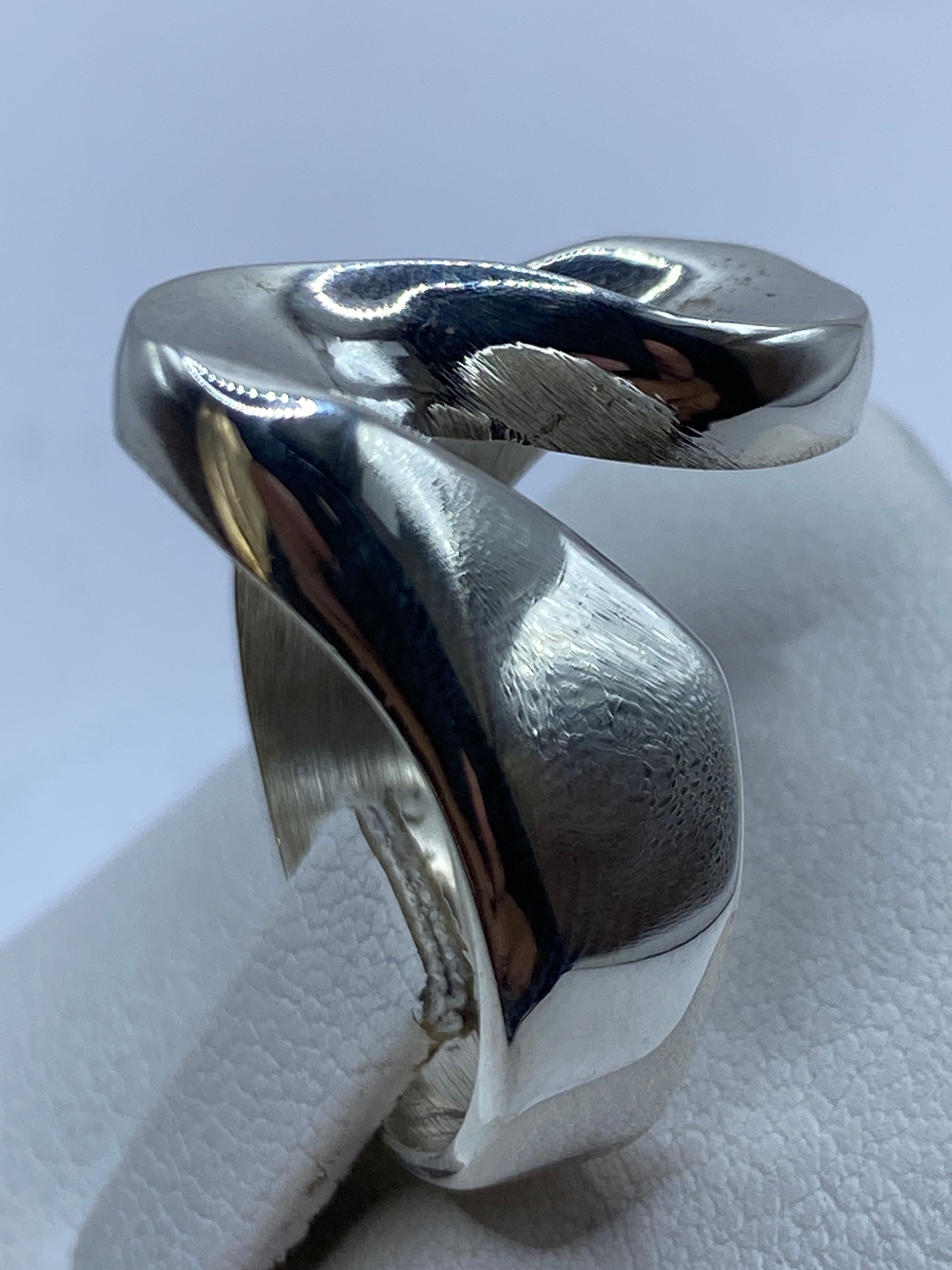 Detalle del pulido y acabado del anillo artesanal de Taxco