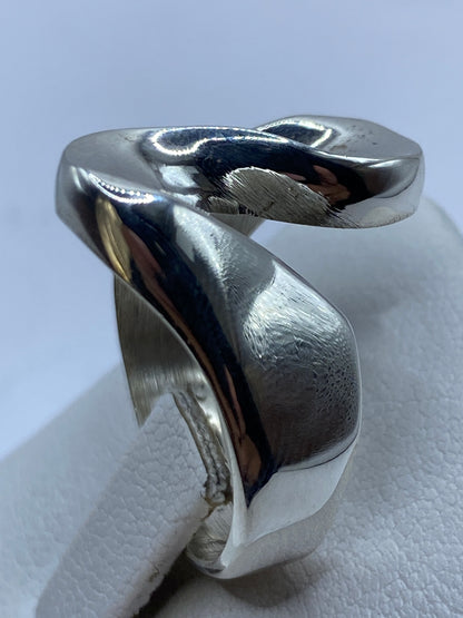 Detalle del pulido y acabado del anillo artesanal de Taxco