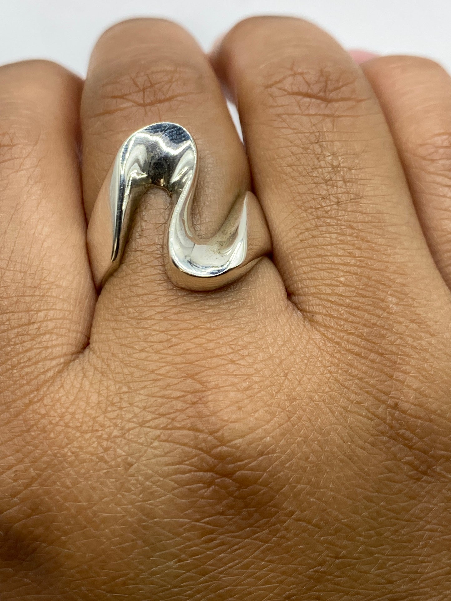 Anillo sobre fondo neutro mostrando el sello 925 MEXICO en la banda interna