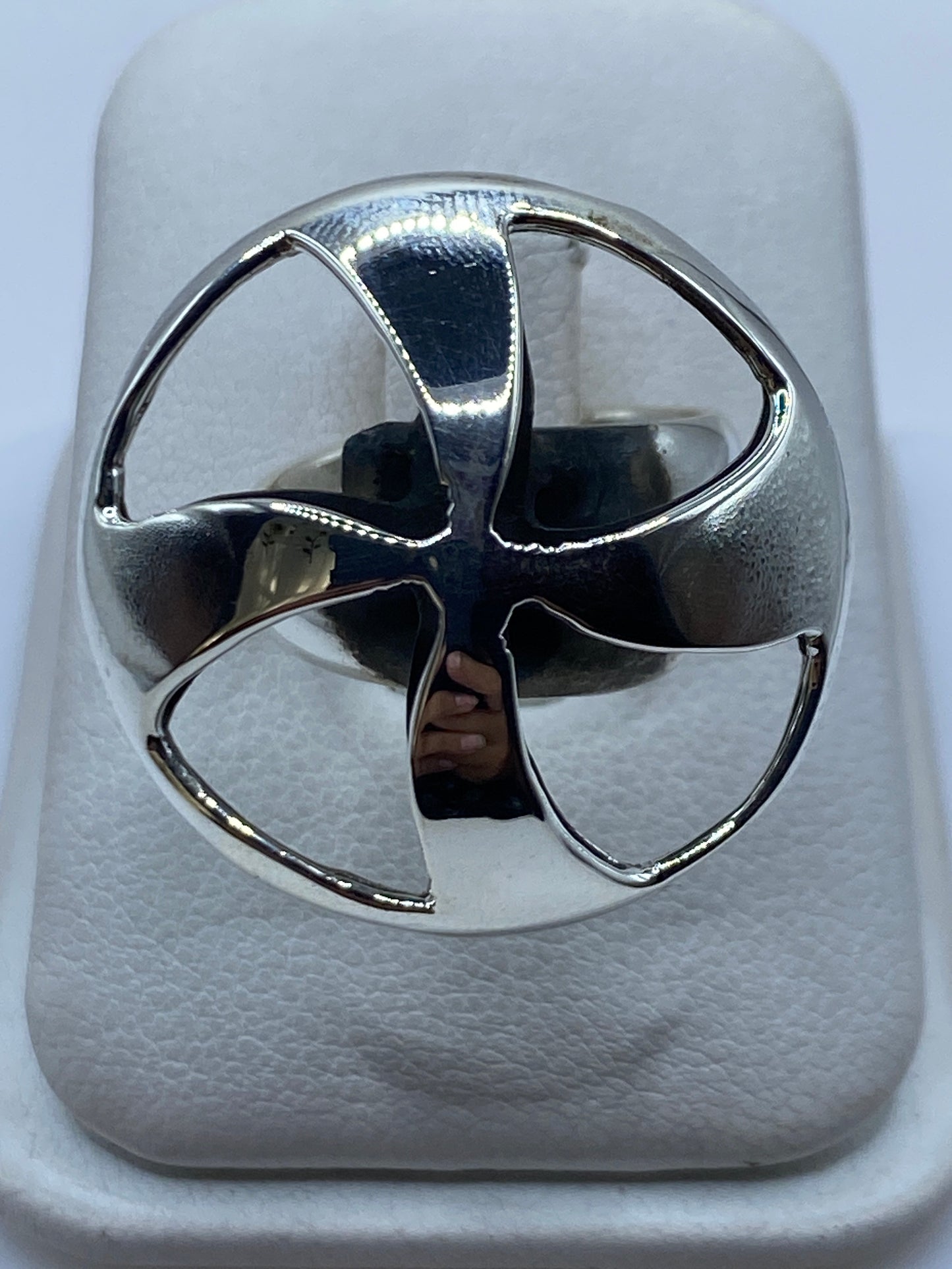Anillo escultórico ajustable en plata .925 con formas geométricas sobre soporte blanco