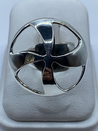 Anillo escultórico ajustable en plata .925 con formas geométricas sobre soporte blanco