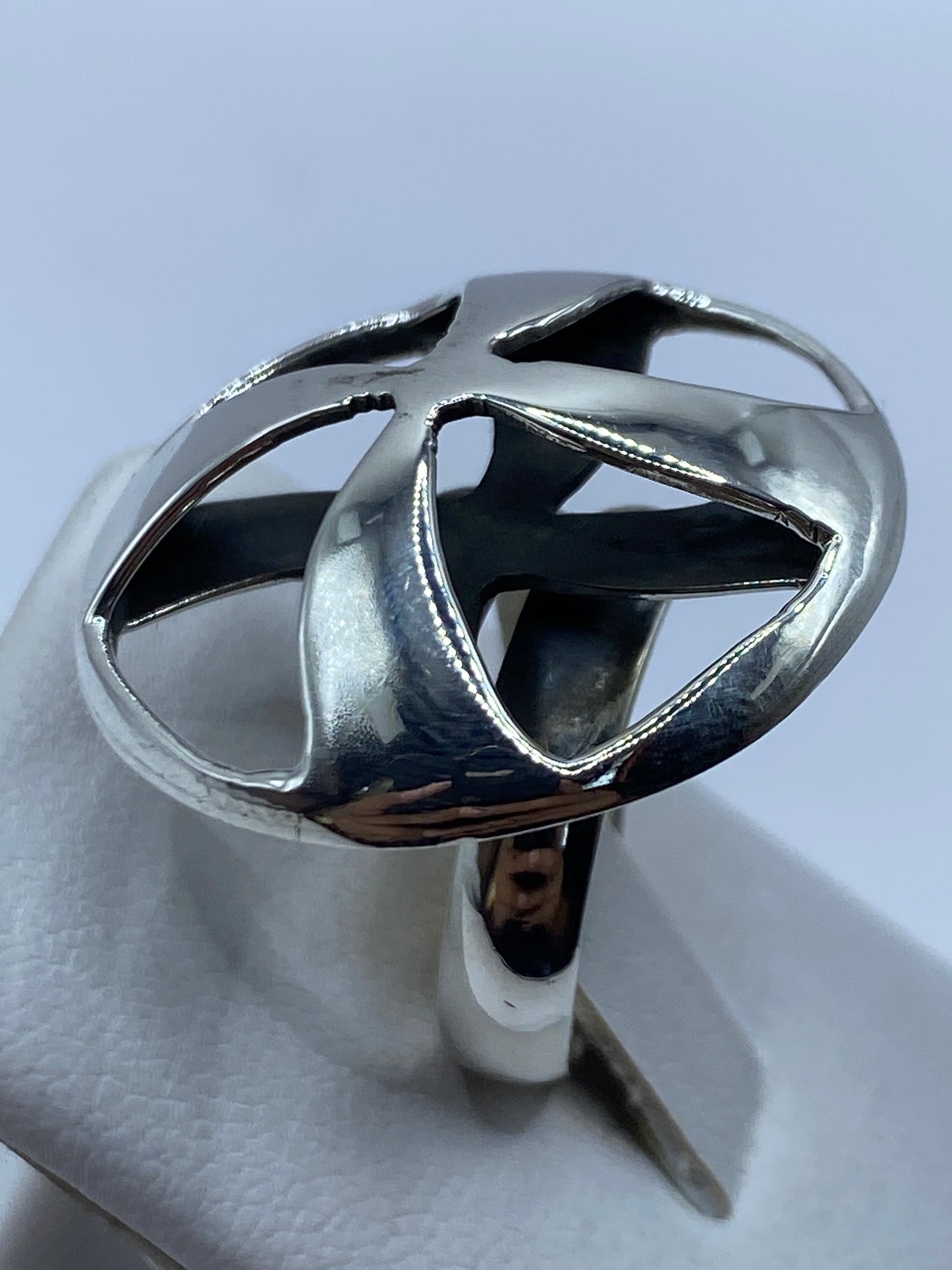 Anillo en la mano de una mujer, demostrando el ajuste y la presencia del diseño