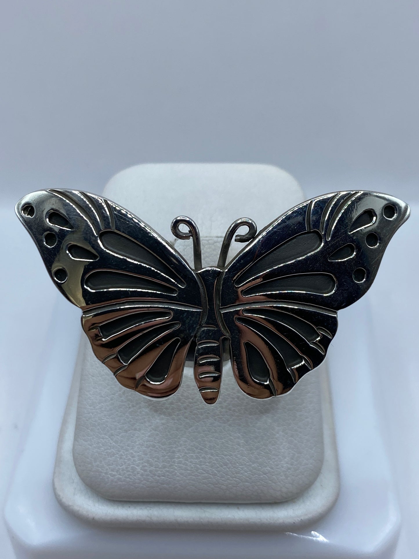 Anillo de plata mariposa tallado a mano, vista frontal en estuche blanco