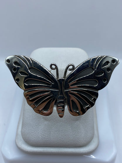Anillo de plata mariposa tallado a mano, vista frontal en estuche blanco