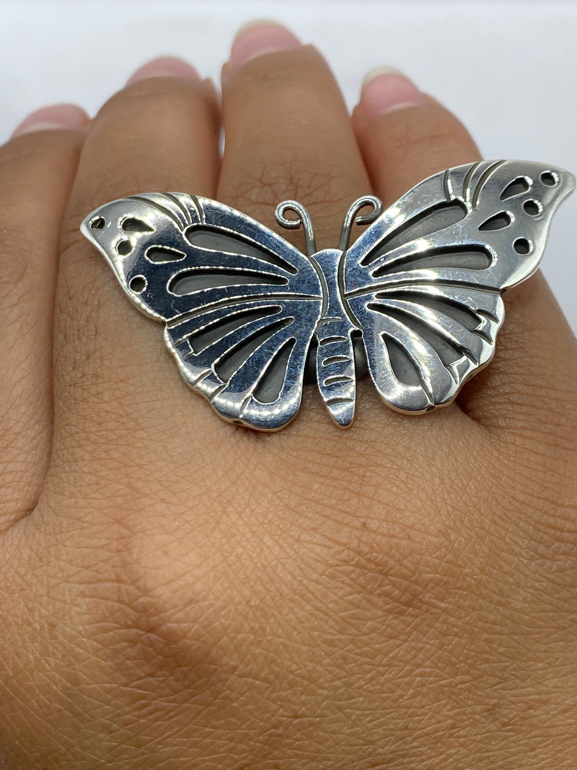 Anillo mariposa en báscula mostrando peso de 14.4 gramos, pieza Taxco