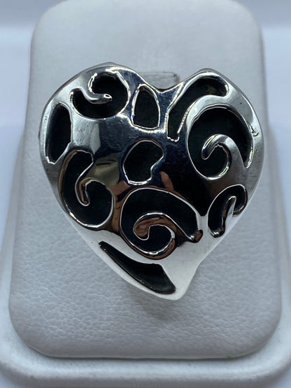 Anillo de plata .925 con diseño de corazón calado en color plata brillante