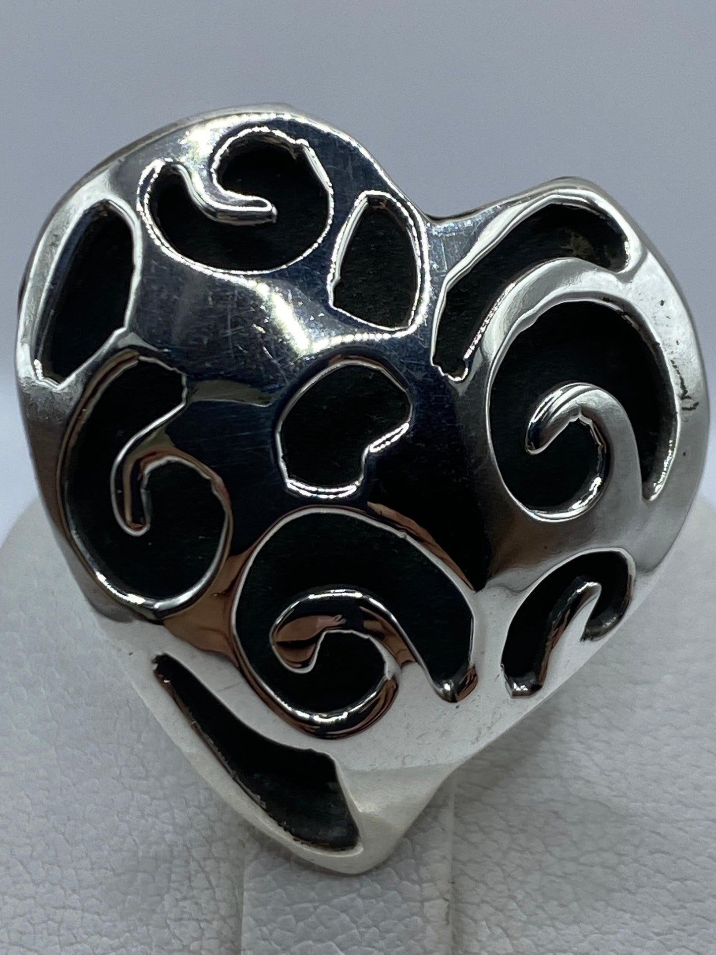 Detalle lateral del anillo mostrando los calados ornamentales y el sello .925