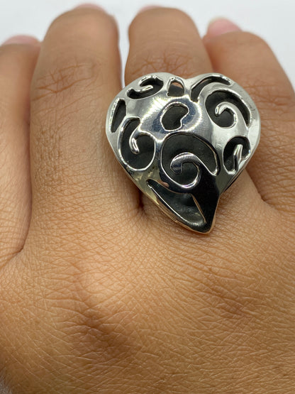 Anillo de plata corazón calado sobre fondo blanco, peso 11.4 gramos
