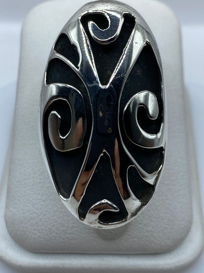 Anillo de plata ajustable con diseño espiral étnico visto de frente