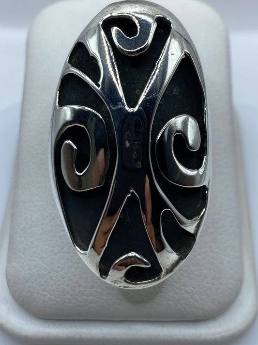 Anillo de plata ajustable con diseño espiral étnico visto de frente