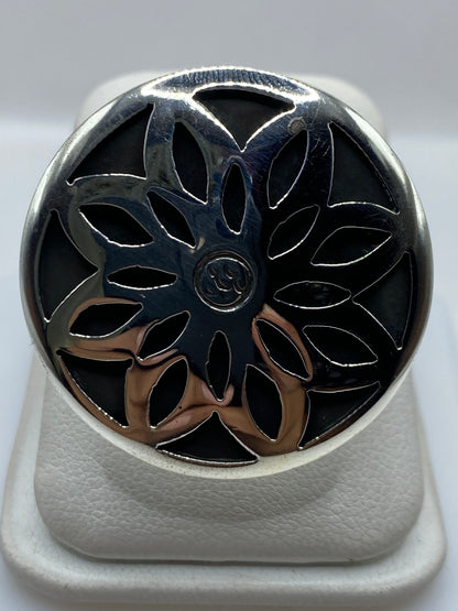 Anillo floral de plata .925 ajustable con pétalos calados en mano de mujer
