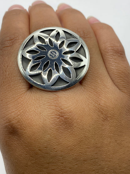 Anillo ajustable sobre fondo blanco con sello .925 visible