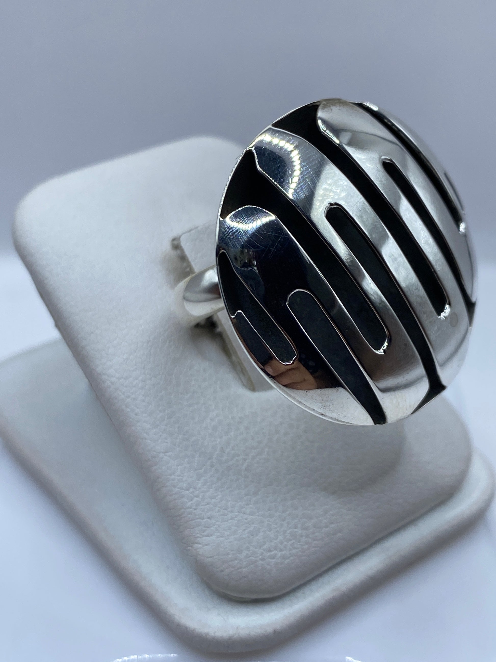 Lateral del anillo calado mostrando la profundidad del trabajo artesanal
