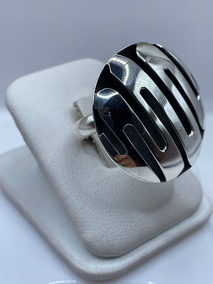 Lateral del anillo calado mostrando la profundidad del trabajo artesanal