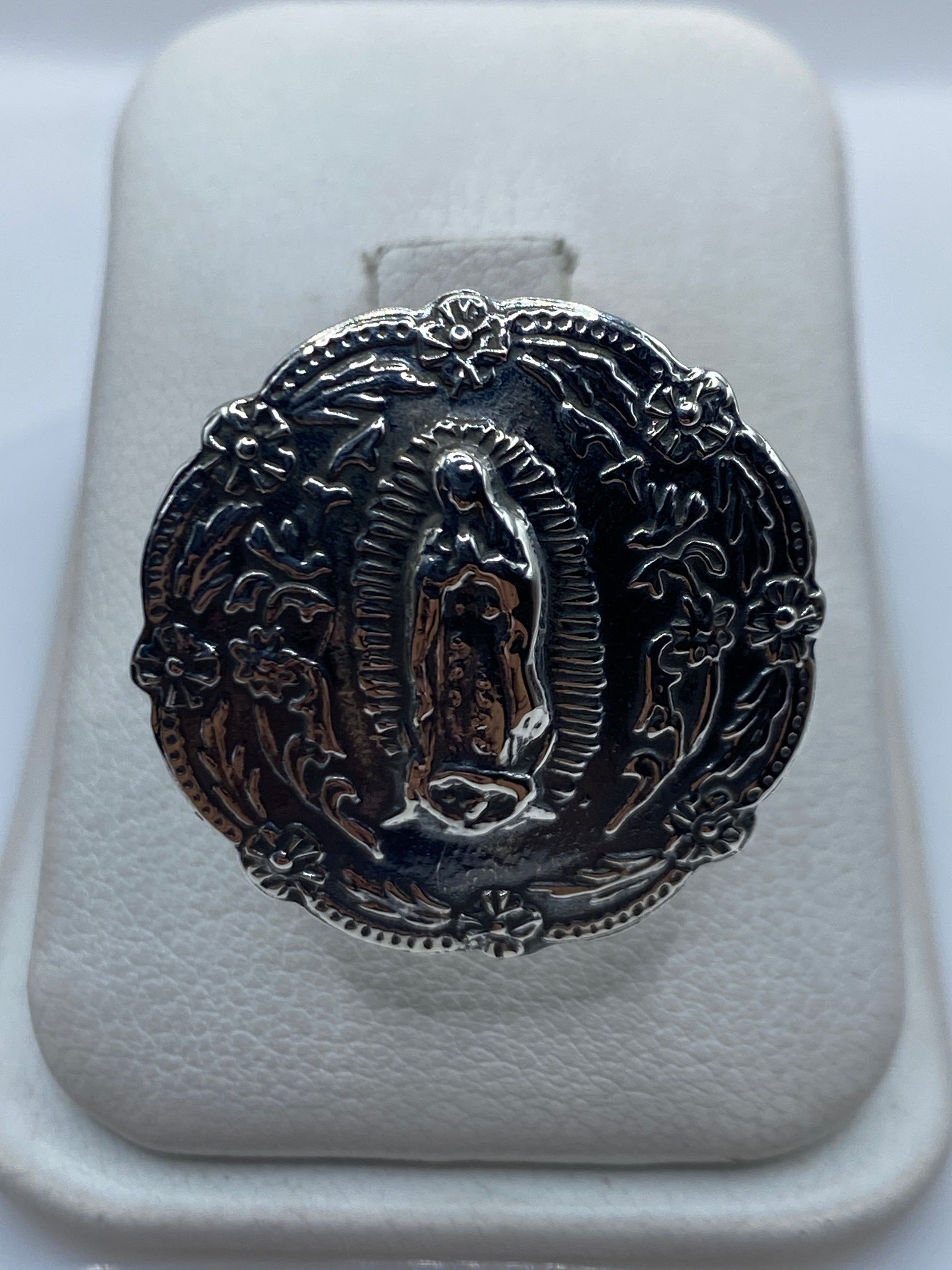 Anillo de plata .925 con relieve de Virgen de Guadalupe rodeada de flores, vista frontal