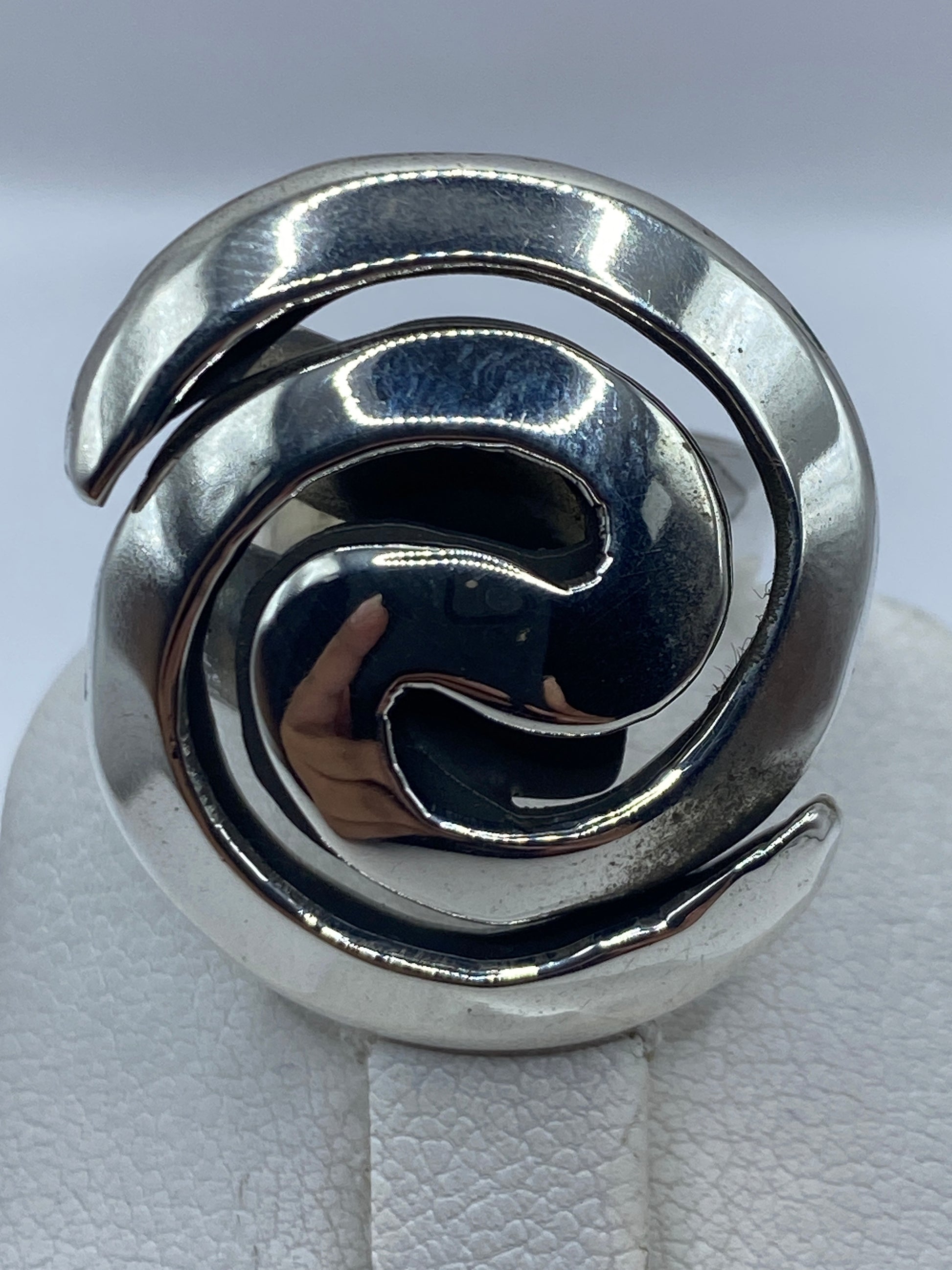 Detalle del ensamble de cartoneado — láminas de plata dobladas y articuladas