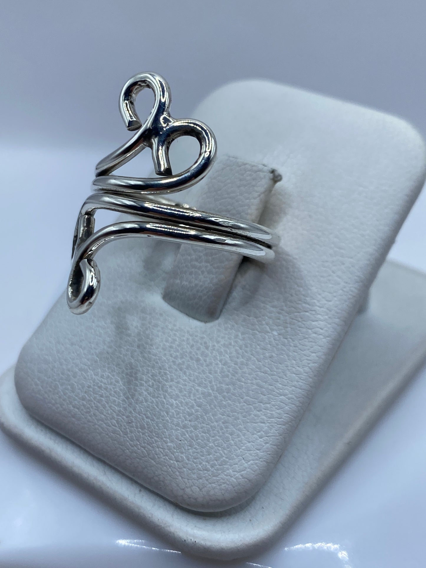 Detalle lateral del anillo de calado mostrando los perforaciones y la simetría del diseño