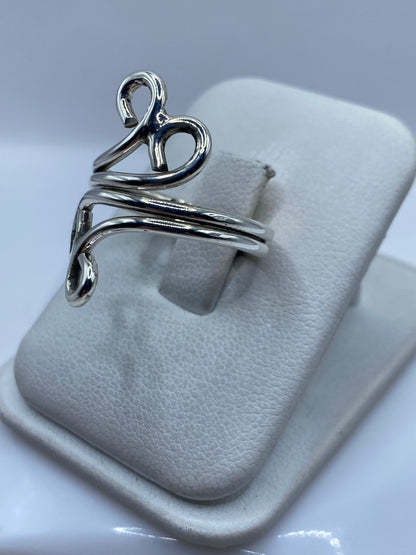 Detalle lateral del anillo de calado mostrando los perforaciones y la simetría del diseño