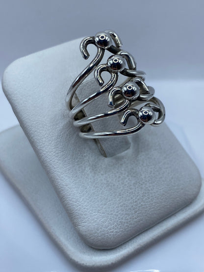Vista lateral del anillo de plata calado mostrando la profundidad del diseño cortado