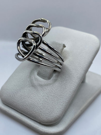 Vista frontal del anillo de plata .925 con diseño geométrico de corazones