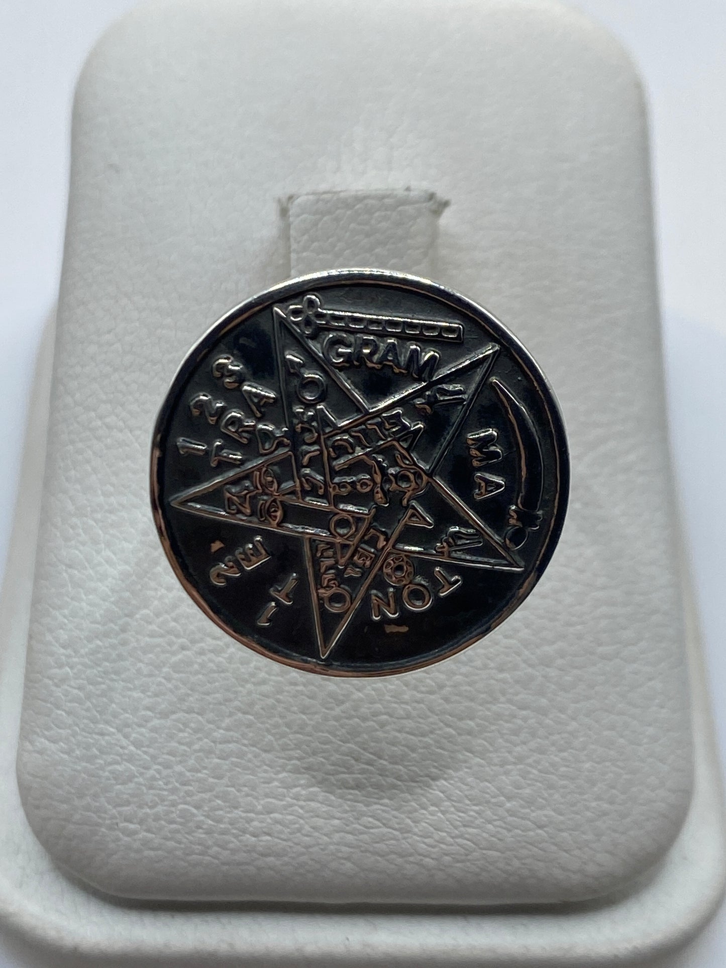 Anillo ajustable de plata .925 con diseño de estrella de cinco puntas en dedo masculino