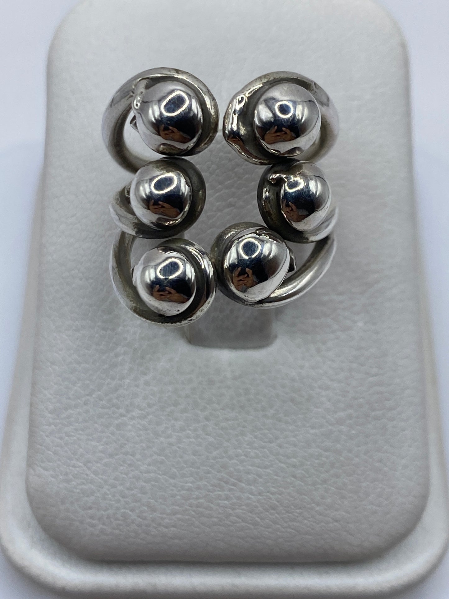Anillo de plata .925 calado con seis esferas de volumen en talla 6, vista superior