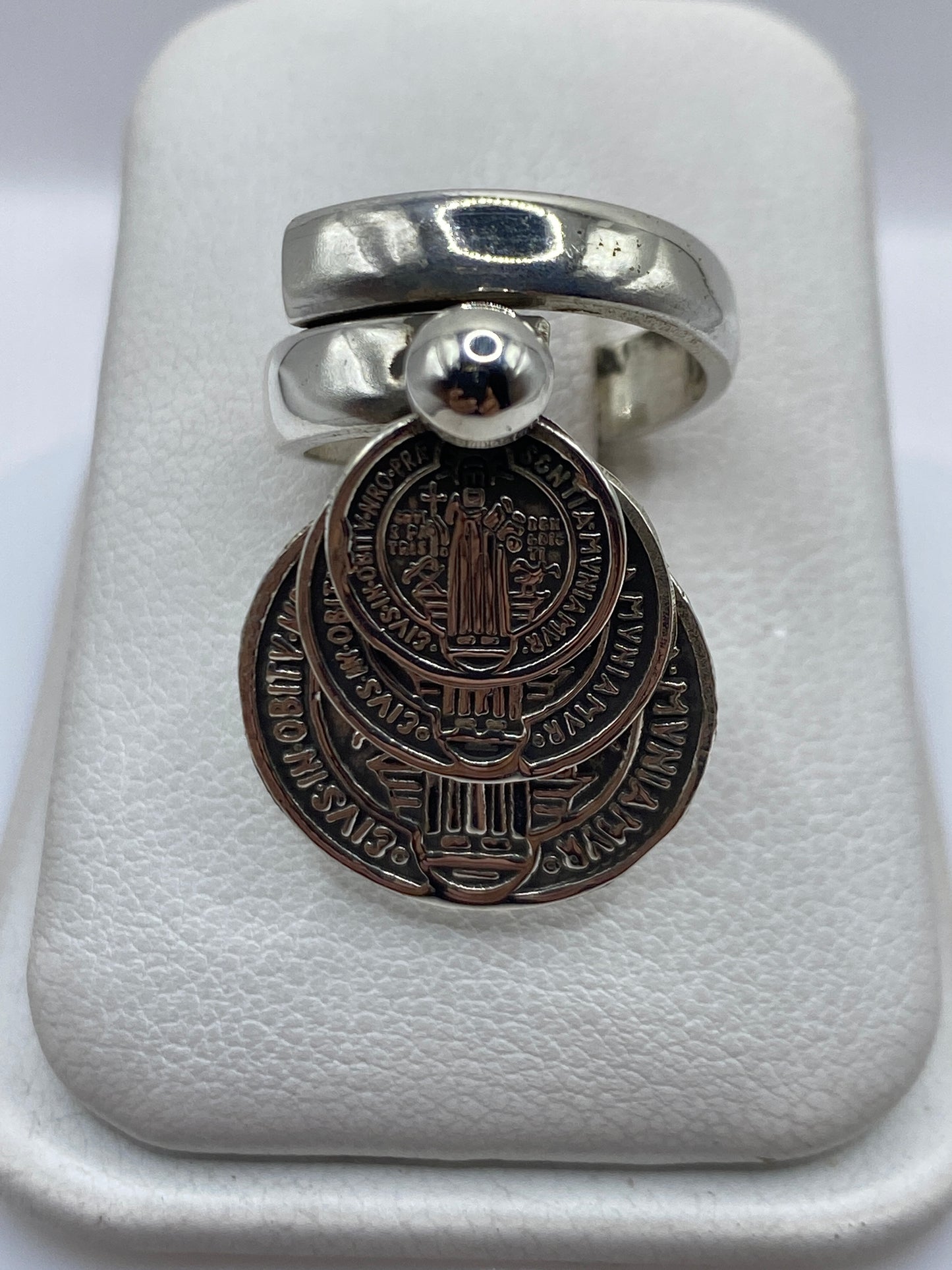 Anillo ajustable de plata con tres medallas de San Benito en relieve