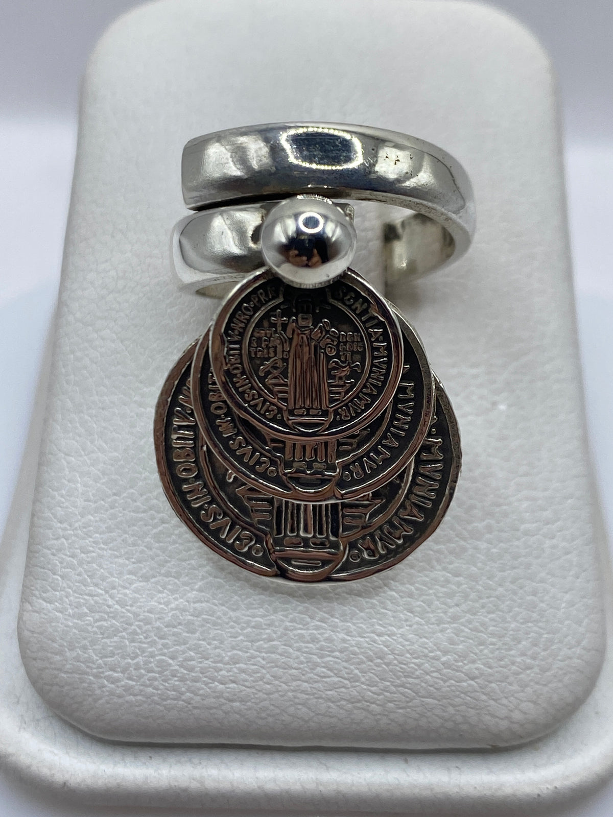 Anillo ajustable de plata con tres medallas de San Benito en relieve