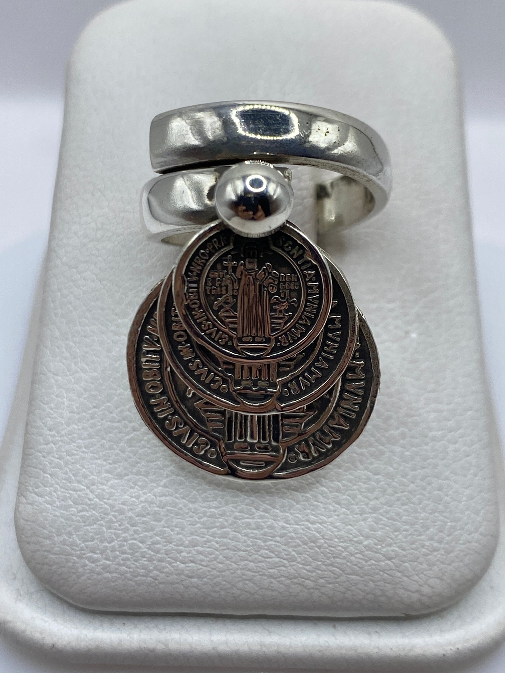 Anillo ajustable de plata con tres medallas de San Benito en relieve