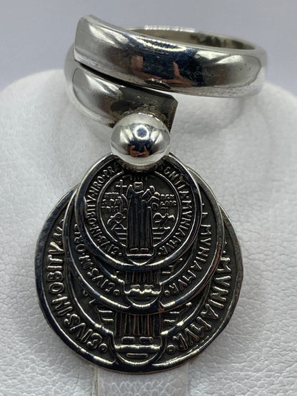 Detalle de las tres medallas de San Benito grabadas en la plata