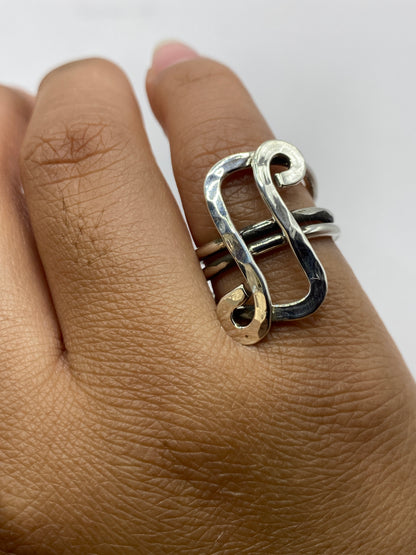 Anillo sobre fondo blanco mostrando el Quinto .925