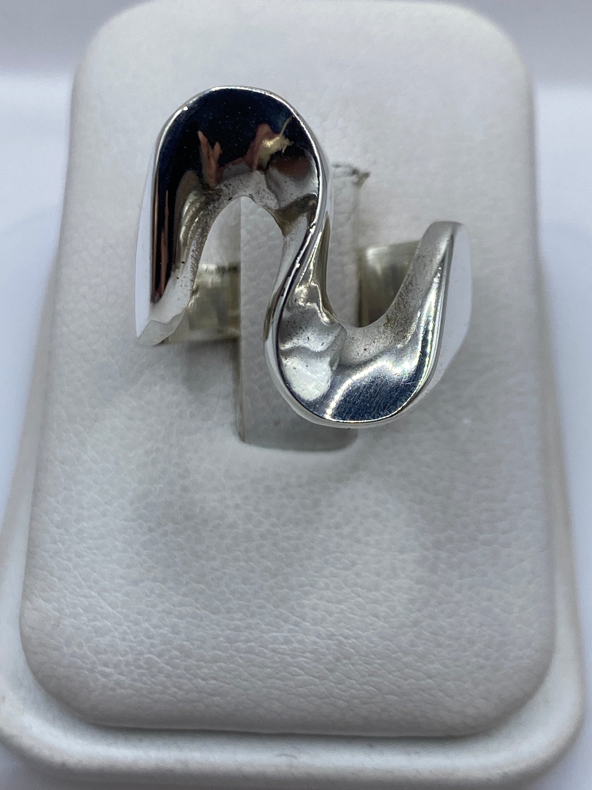Anillo de plata cartoneado con volumen 3D en la mano de una mujer
