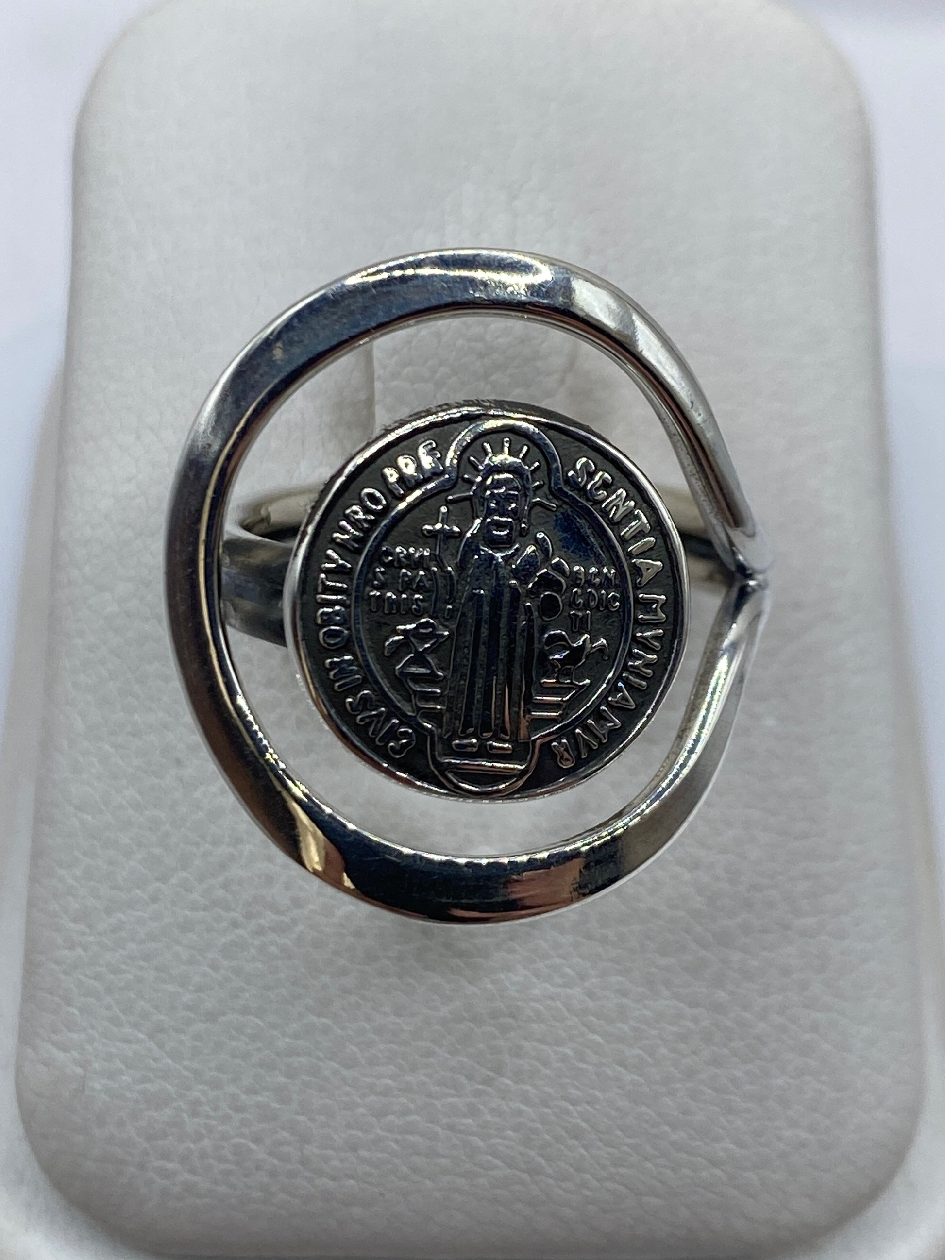Anillo de plata .925 con calado de San Benito Nursia sobre fondo blanco