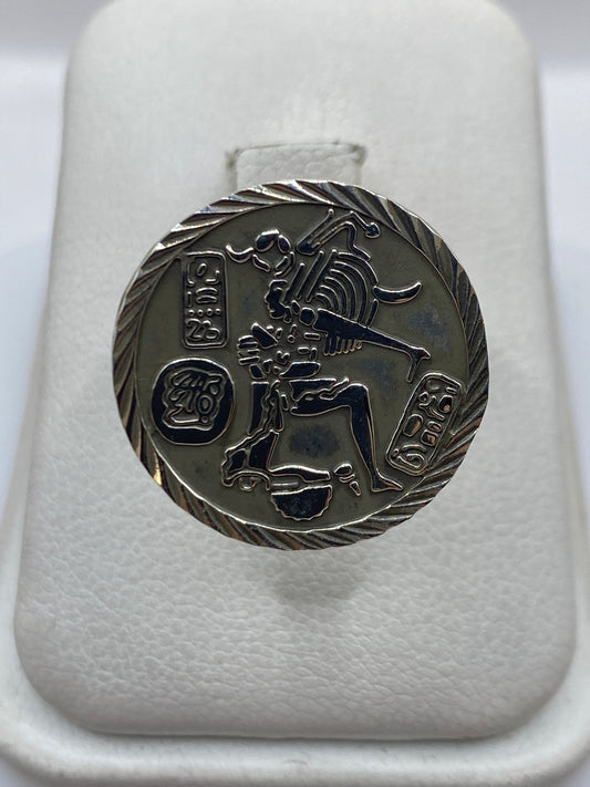 Anillo ajustable de plata con glifos prehispánicos fundidos, vista frontal