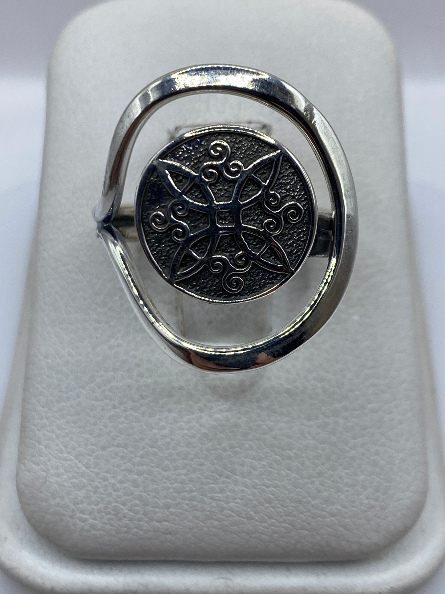 Anillo de plata .925 con calado geométrico floral en la mano de una mujer
