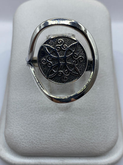 Anillo de plata .925 con calado geométrico floral en la mano de una mujer