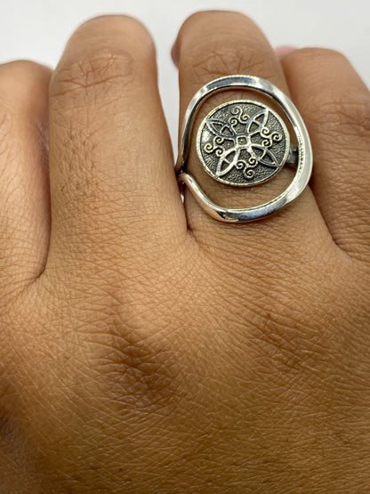 Anillo sobre fondo neutro exhibiendo el Quinto .925 y el acabado pulido