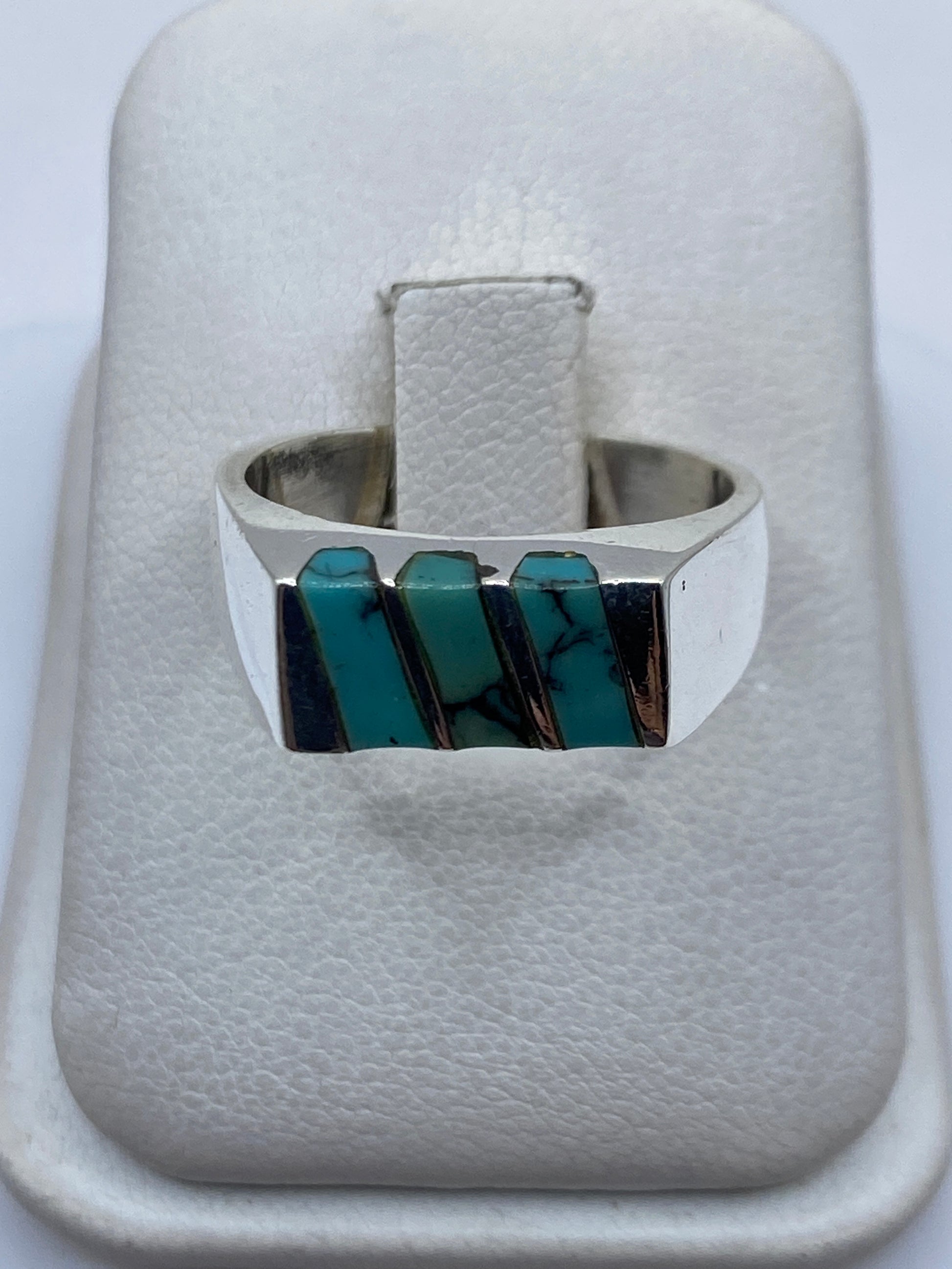 Anillo de plata con tres franjas de turquesa azul cielo engastadas a mano en Taxco
