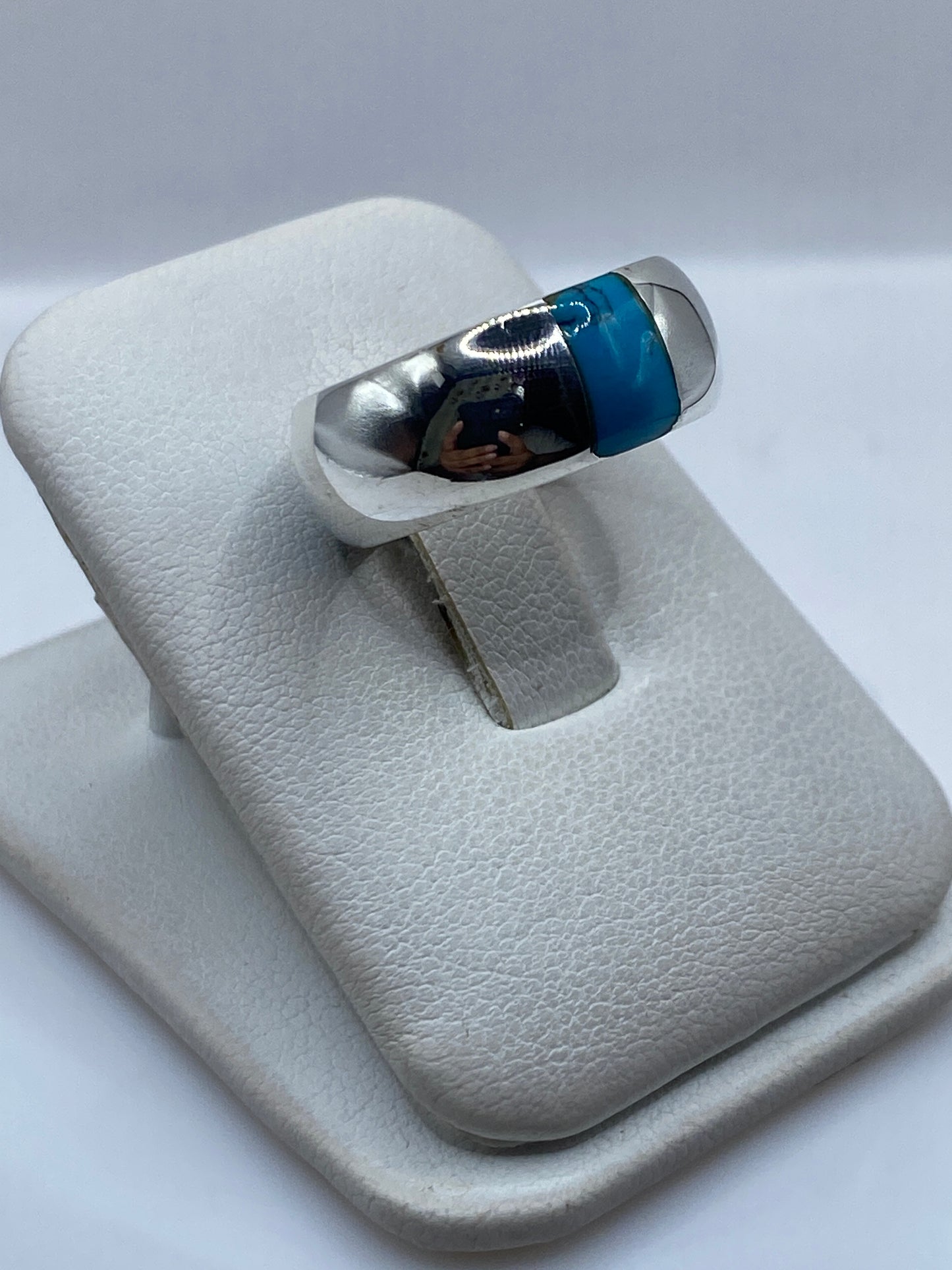 Anillo de turquesa en plata, vista lateral mostrando la banda pulida y el engaste de piedra