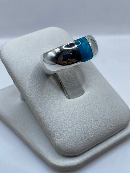 Anillo de turquesa en plata, vista lateral mostrando la banda pulida y el engaste de piedra