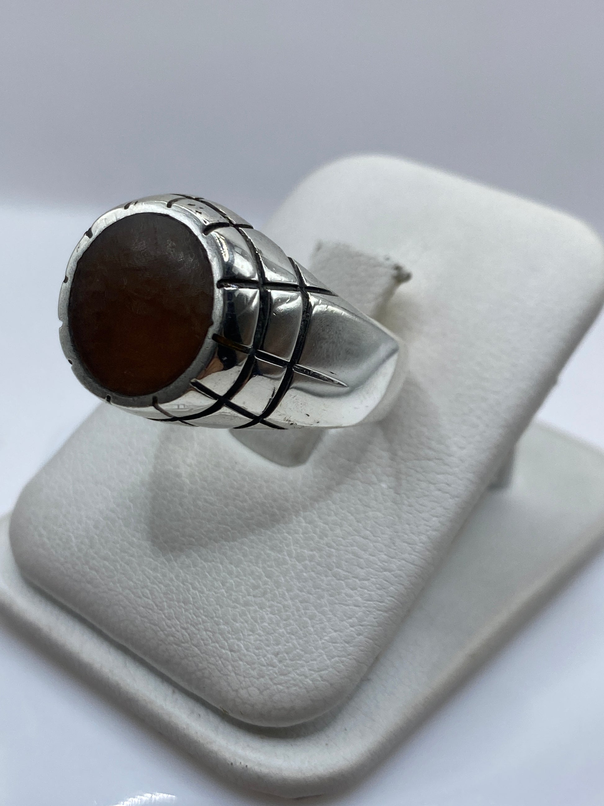 Anillo solitario en talla 11 mostrando el marco de plata y la piedra