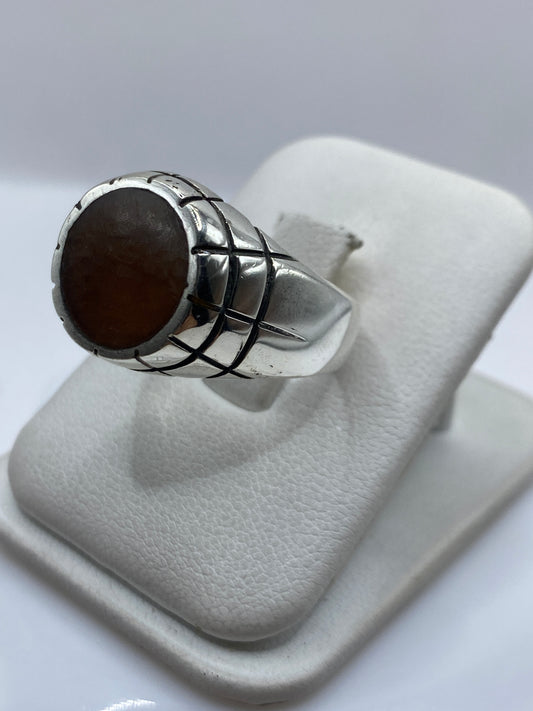 Anillo solitario en talla 11 mostrando el marco de plata y la piedra